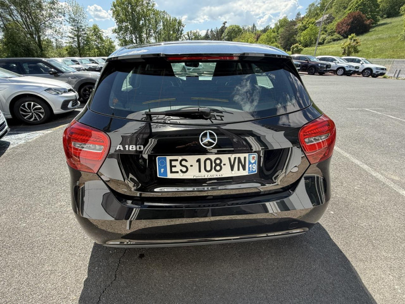 Photo 6 de l'offre de MERCEDES-BENZ CLASSE A A 180 - BV 7G-DCT - INSPIRATION - CAMERA AR   CLIM à 19490€ chez Triplo auto