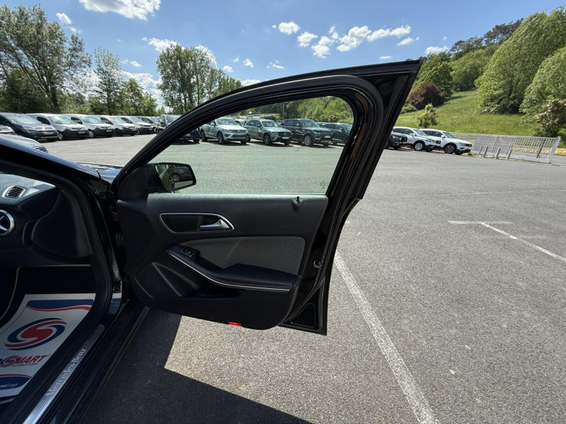 Photo 31 de l'offre de MERCEDES-BENZ CLASSE A A 180 - BV 7G-DCT - INSPIRATION - CAMERA AR   CLIM à 19490€ chez Triplo auto