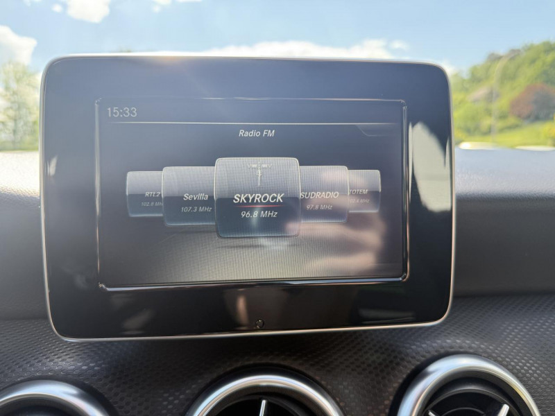 Photo 19 de l'offre de MERCEDES-BENZ CLASSE A A 180 - BV 7G-DCT - INSPIRATION - CAMERA AR   CLIM à 19490€ chez Triplo auto