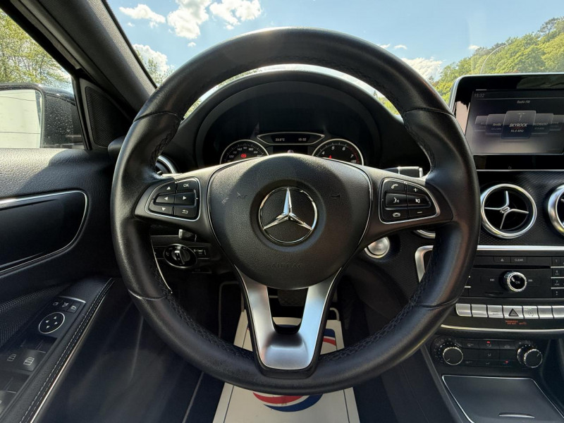 Photo 17 de l'offre de MERCEDES-BENZ CLASSE A A 180 - BV 7G-DCT - INSPIRATION - CAMERA AR   CLIM à 19490€ chez Triplo auto