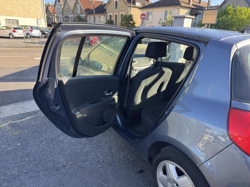 Photo 18 de l'offre de RENAULT CLIO 1.6I - 110 DYNAMIQUE   CLIM à 5490€ chez Triplo auto