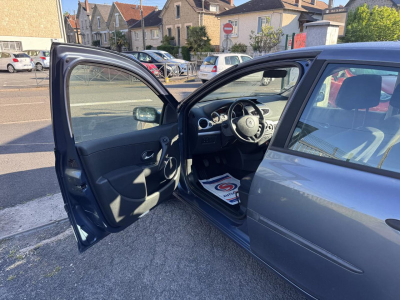 Photo 20 de l'offre de RENAULT CLIO 1.6I - 110 DYNAMIQUE   CLIM à 5490€ chez Triplo auto