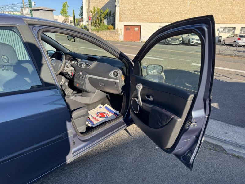 Photo 15 de l'offre de RENAULT CLIO 1.6I - 110 DYNAMIQUE   CLIM à 5490€ chez Triplo auto