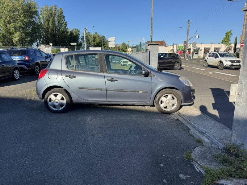 Photo 6 de l'offre de RENAULT CLIO 1.6I - 110 DYNAMIQUE   CLIM à 5490€ chez Triplo auto