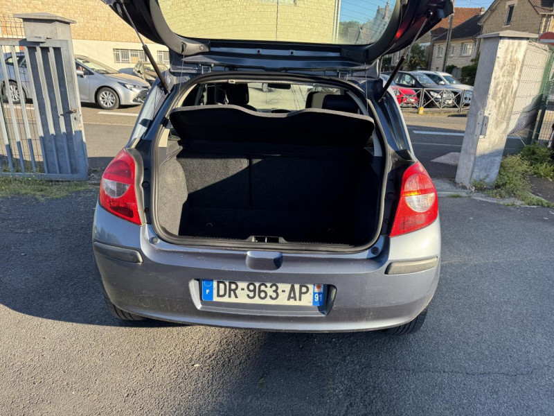 Photo 9 de l'offre de RENAULT CLIO 1.6I - 110 DYNAMIQUE   CLIM à 5490€ chez Triplo auto