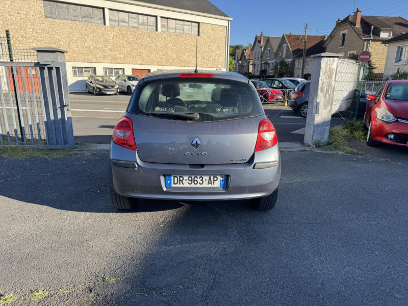 Photo 4 de l'offre de RENAULT CLIO 1.6I - 110 DYNAMIQUE   CLIM à 5490€ chez Triplo auto