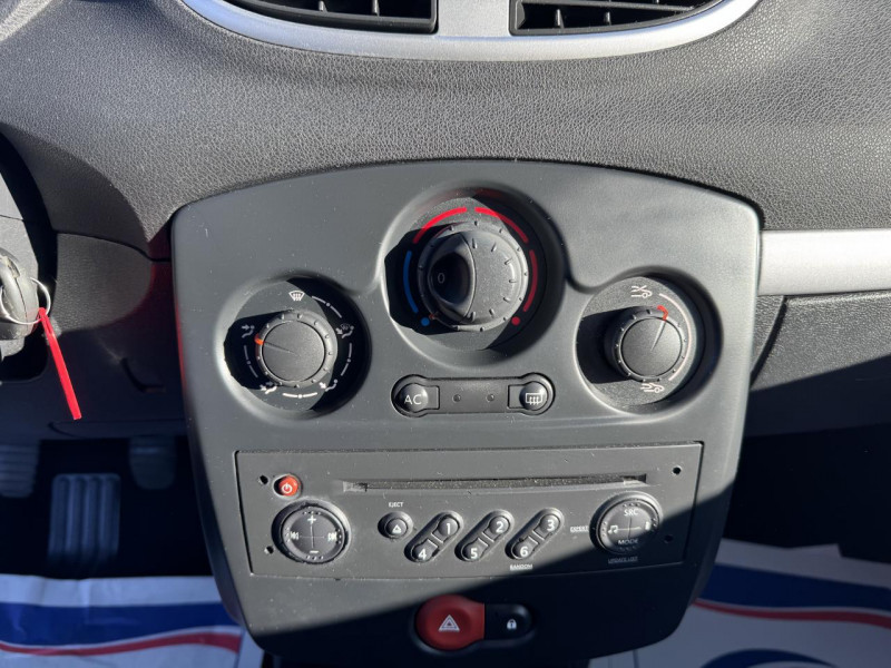 Photo 30 de l'offre de RENAULT CLIO 1.6I - 110 DYNAMIQUE   CLIM à 5490€ chez Triplo auto