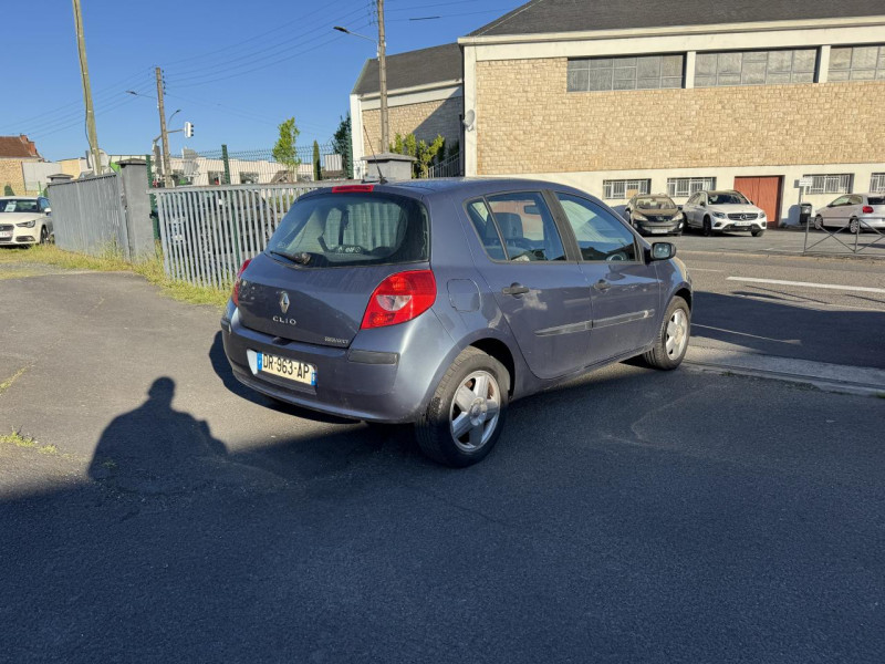 Photo 5 de l'offre de RENAULT CLIO 1.6I - 110 DYNAMIQUE   CLIM à 5490€ chez Triplo auto