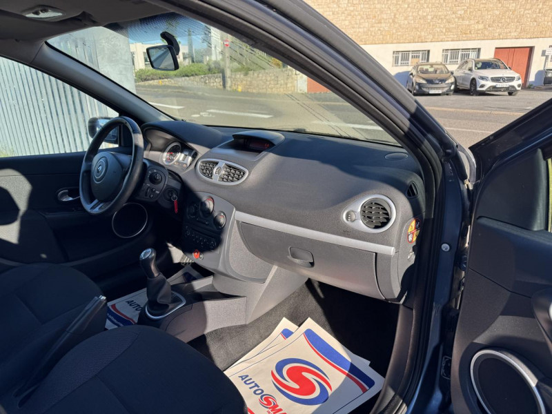 Photo 17 de l'offre de RENAULT CLIO 1.6I - 110 DYNAMIQUE   CLIM à 5490€ chez Triplo auto