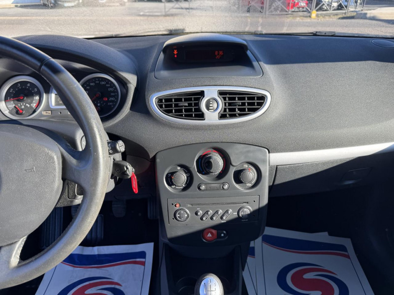 Photo 25 de l'offre de RENAULT CLIO 1.6I - 110 DYNAMIQUE   CLIM à 5490€ chez Triplo auto