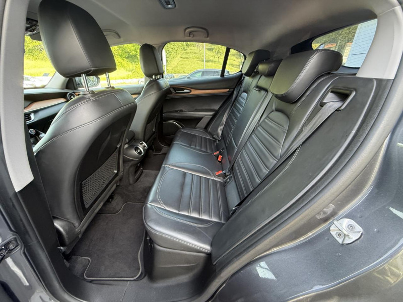 Photo 11 de l'offre de ALFA ROMEO STELVIO 2.2 D - 210 - BVA LUSSO Q4 GPS   CAMERA AR   CLIM à 21990€ chez Triplo auto