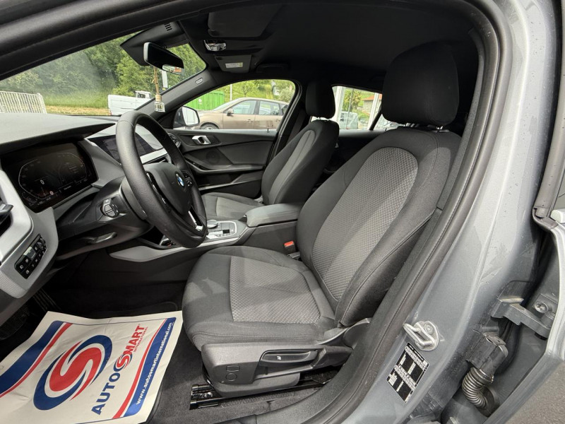 Photo 9 de l'offre de BMW SERIE 1 116I - BV DKG  BERLINE F40 LOUNGE SUIVI BMW   GPS   CAMERA AR à 27990€ chez Triplo auto
