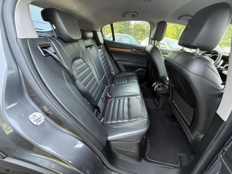 Photo 14 de l'offre de ALFA ROMEO STELVIO 2.2 D - 210 - BVA LUSSO Q4 GPS   CAMERA AR   CLIM à 21990€ chez Triplo auto