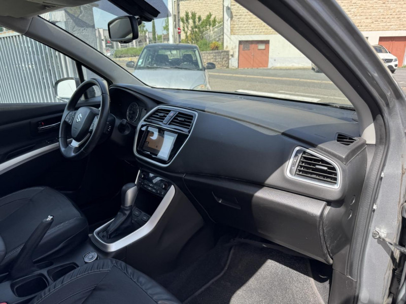 Photo 17 de l'offre de SUZUKI SX4 S-CROSS S-CROSS 1.4 BOOSTERJET ALLGRIP - BVA S-CROSS STYLE GPS   CAMERA AR   TOIT OUVRANT à 12990€ chez Triplo auto