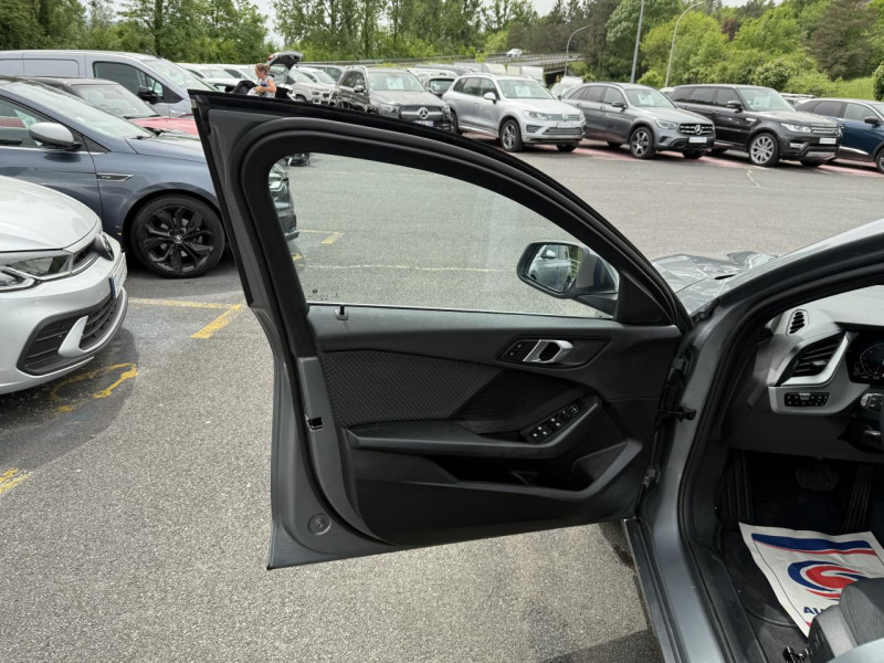 Photo 30 de l'offre de BMW SERIE 1 116I - BV DKG  BERLINE F40 LOUNGE SUIVI BMW   GPS   CAMERA AR à 27990€ chez Triplo auto