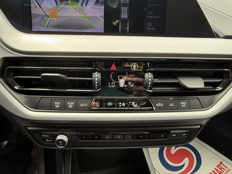 Photo 23 de l'offre de BMW SERIE 1 116I - BV DKG  BERLINE F40 LOUNGE SUIVI BMW   GPS   CAMERA AR à 27990€ chez Triplo auto