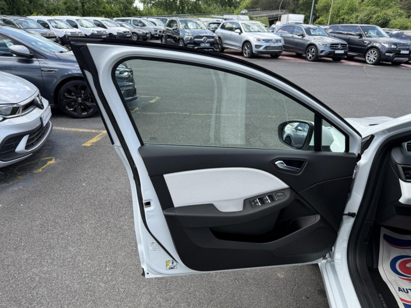 Photo 29 de l'offre de RENAULT CLIO 1.6 E-TECH HYBRIDE - 140 - BVA MULTI-MODES  INTENS GPS   CAMERA AR   CARPLAY à 17990€ chez Triplo auto