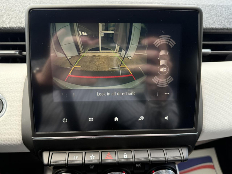 Photo 22 de l'offre de RENAULT CLIO 1.6 E-TECH HYBRIDE - 140 - BVA MULTI-MODES  INTENS GPS   CAMERA AR   CARPLAY à 17990€ chez Triplo auto