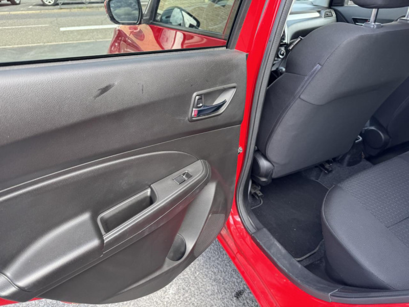 Photo 19 de l'offre de SUZUKI SWIFT 1.0 BOOSTERJET - BVA PACK GPS   CAMERA AR   CLIM à 14990€ chez Triplo auto