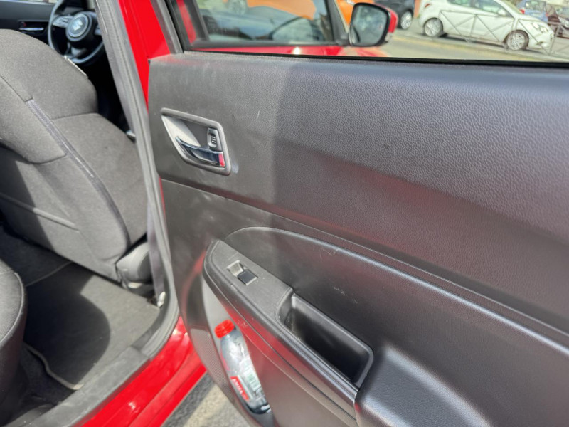 Photo 13 de l'offre de SUZUKI SWIFT 1.0 BOOSTERJET - BVA PACK GPS   CAMERA AR   CLIM à 14990€ chez Triplo auto