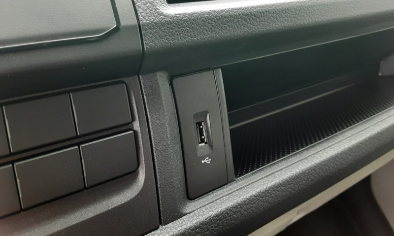 Photo 24 de l'offre de VOLKSWAGEN TRANSPORTER FGN TOLE L1H1 2.0 TDI 102 BUSINESS LINE  à 24990€ chez Centrale Auto Marché Mussidan