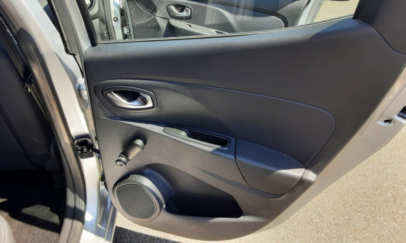 Photo 42 de l'offre de RENAULT CLIO IV dCi 90 E6C EDC Business à 14990€ chez Centrale Auto Marché Mussidan