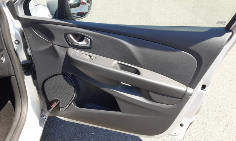 Photo 38 de l'offre de RENAULT CLIO IV dCi 90 E6C EDC Business à 14990€ chez Centrale Auto Marché Mussidan