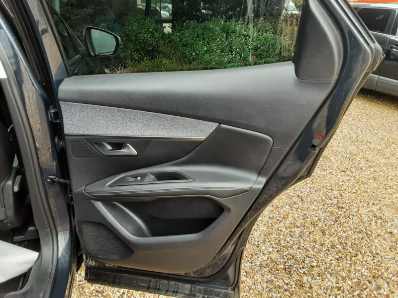 Photo 39 de l'offre de PEUGEOT 3008 BlueHDi 130ch SetS EAT8 Allure Business à 19990€ chez Centrale Auto Marché Mussidan