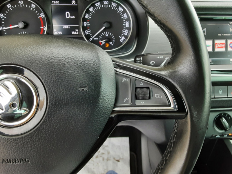 Photo 35 de l'offre de SKODA FABIA 1.0 MPI 75 ch BVM5 Clever à 13490€ chez Centrale Auto Marché Mussidan