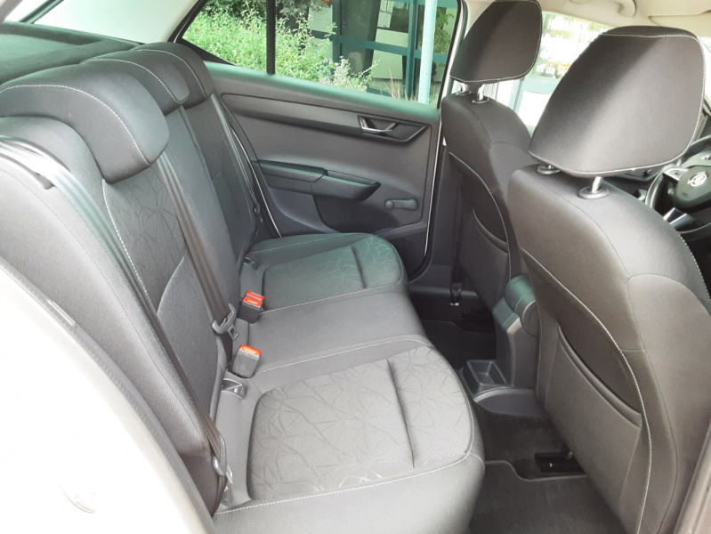 Photo 36 de l'offre de SKODA FABIA 1.0 MPI 75 ch BVM5 Clever à 13490€ chez Centrale Auto Marché Mussidan