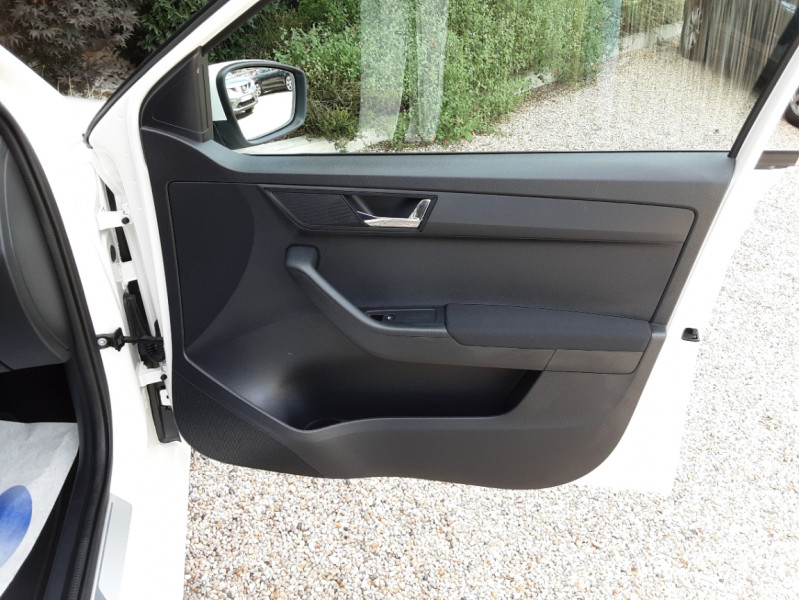 Photo 21 de l'offre de SKODA FABIA 1.0 MPI 75 ch BVM5 Clever à 13490€ chez Centrale Auto Marché Mussidan