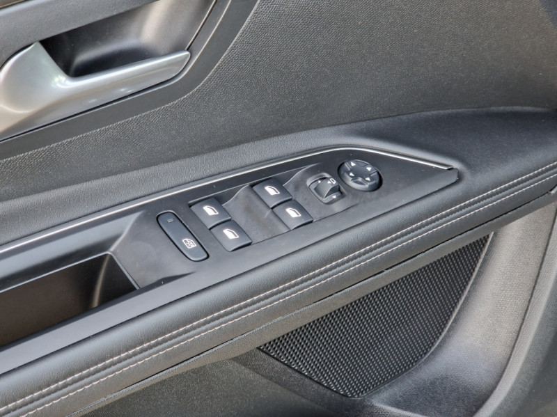 Photo 12 de l'offre de PEUGEOT 5008 BlueHDi 130ch SetS EAT8 Allure Business  à 25990€ chez Centrale Auto Marché Mussidan