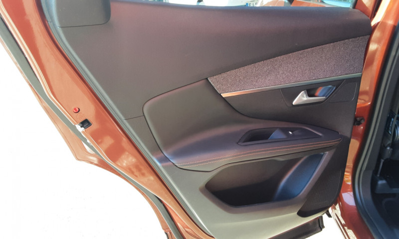 Photo 15 de l'offre de PEUGEOT 3008 1.2 Puretech 130ch SetS EAT6 GT Line à 20490€ chez Centrale Auto Marché Mussidan