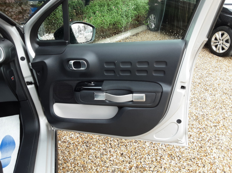 Photo 23 de l'offre de CITROEN C3 BlueHDi 100 SetS Feel Business à 10990€ chez Centrale Auto Marché Mussidan
