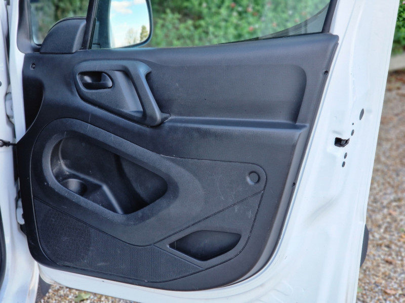 Photo 22 de l'offre de CITROEN BERLINGO L1 BlueHDi 100 SetS BUSINESS ETG6 à 11990€ chez Centrale Auto Marché Mussidan