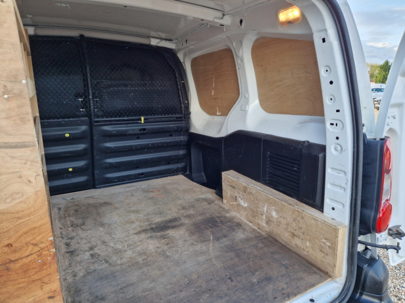 Photo 21 de l'offre de CITROEN BERLINGO L1 BlueHDi 100 SetS BUSINESS ETG6 à 11990€ chez Centrale Auto Marché Mussidan