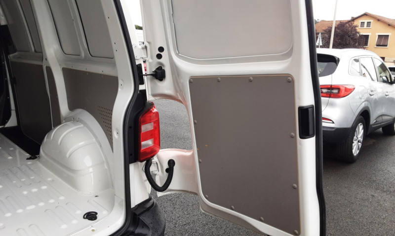 Photo 50 de l'offre de VOLKSWAGEN TRANSPORTER FGN TOLE L1H1 2.0 TDI 102 BUSINESS LINE  à 24990€ chez Centrale Auto Marché Mussidan