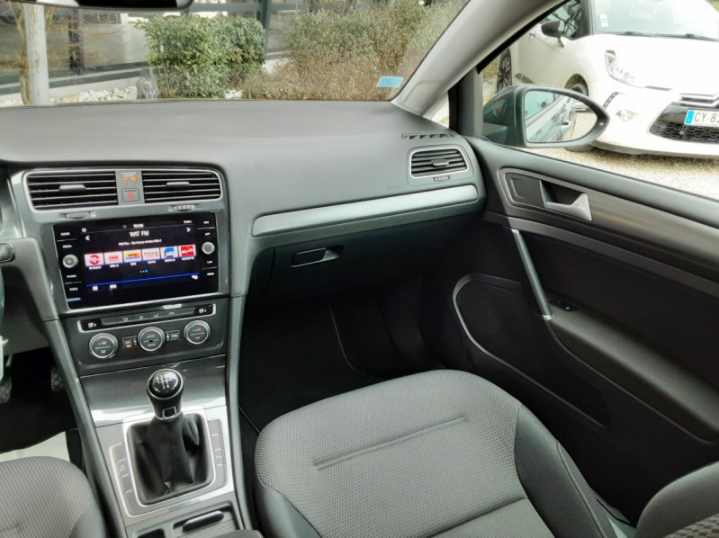 Photo 44 de l'offre de VOLKSWAGEN GOLF 1.6 TDI 115 FAP BVM5 Confortline Business à 18490€ chez Centrale Auto Marché Mussidan