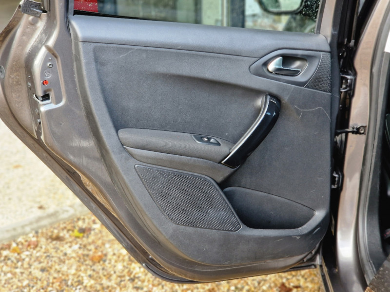 Photo 8 de l'offre de PEUGEOT 208 BlueHDi 100ch BVM6 Allure à 11990€ chez Centrale Auto Marché Mussidan