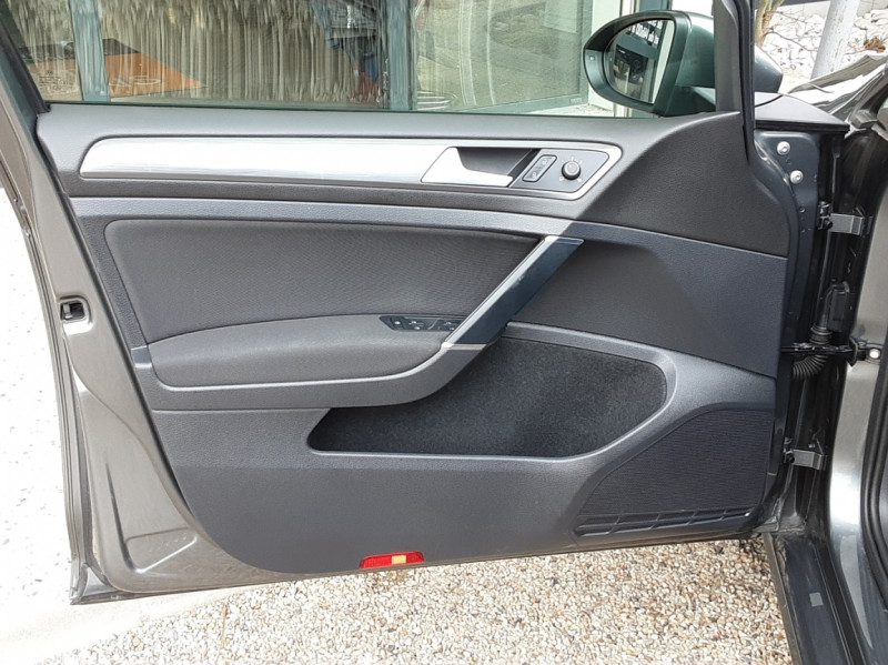 Photo 18 de l'offre de VOLKSWAGEN GOLF 1.6 TDI 115 FAP BVM5 Confortline Business à 18490€ chez Centrale Auto Marché Mussidan