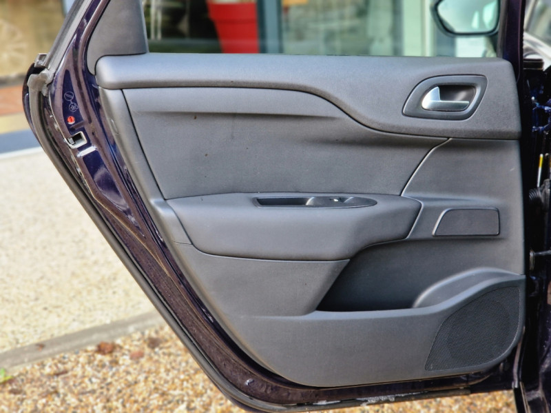 Photo 18 de l'offre de CITROEN C4  BlueHDi 120 SetS BVM6 Millenium à 12990€ chez Centrale Auto Marché Mussidan