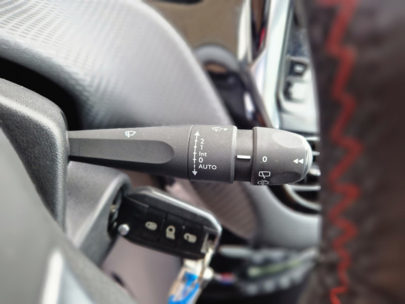 Photo 47 de l'offre de PEUGEOT 2008 BlueHDi 100ch SetS BVM6 GT LINE à 16990€ chez Centrale Auto Marché Mussidan