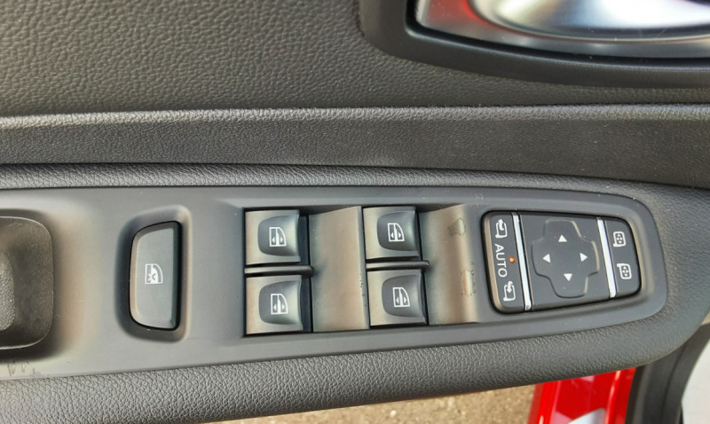 Photo 15 de l'offre de RENAULT CAPTUR dCi 90 RED EDITION à 15290€ chez Centrale Auto Marché Mussidan