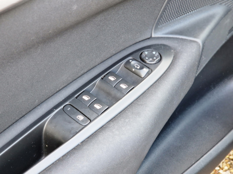 Photo 10 de l'offre de CITROEN C4  BlueHDi 120 SetS BVM6 Millenium à 12990€ chez Centrale Auto Marché Mussidan