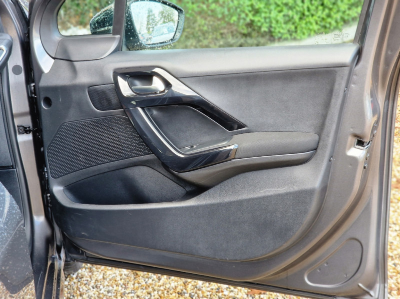 Photo 16 de l'offre de PEUGEOT 208 BlueHDi 100ch BVM6 Allure à 11990€ chez Centrale Auto Marché Mussidan