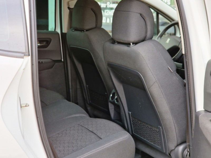 Photo 29 de l'offre de PEUGEOT 3008  1.6 BlueHDi 120ch SetS EAT6 Business Pack à 12490€ chez Centrale Auto Marché Mussidan