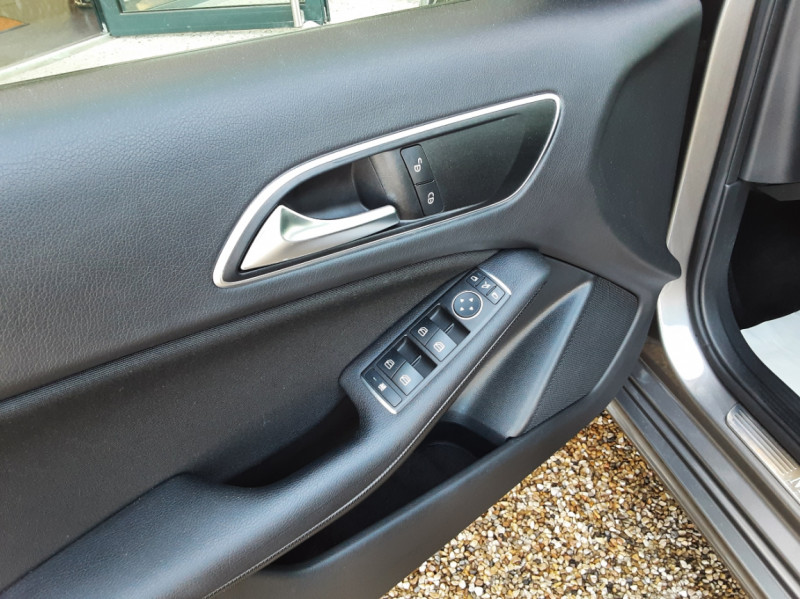 Photo 18 de l'offre de MERCEDES-BENZ CLASSE A 180 CDI BlueEFFICIENCY Intuition 7-G DCT  à 15990€ chez Centrale Auto Marché Mussidan
