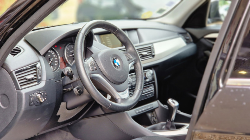 Photo 19 de l'offre de BMW X1 sDrive 18d 143 ch Business à 13890€ chez Centrale Auto Marché Mussidan