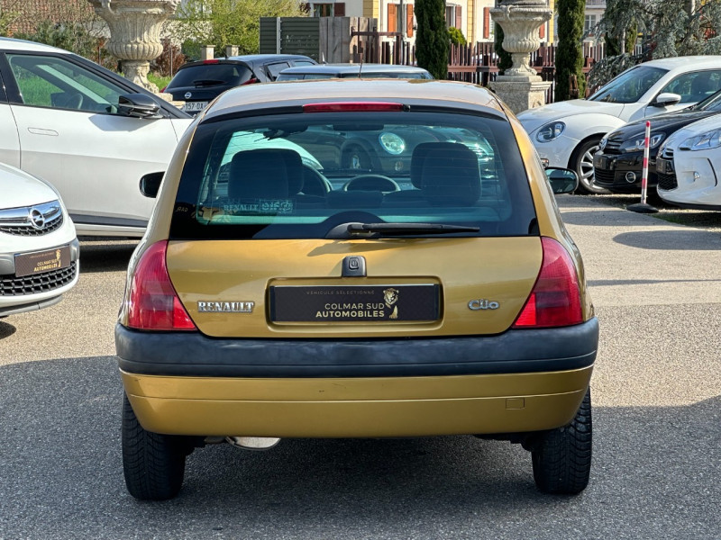 Photo 10 de l'offre de RENAULT CLIO II 1.4 75CH RTE 5P à 4290€ chez Colmar Sud Automobiles