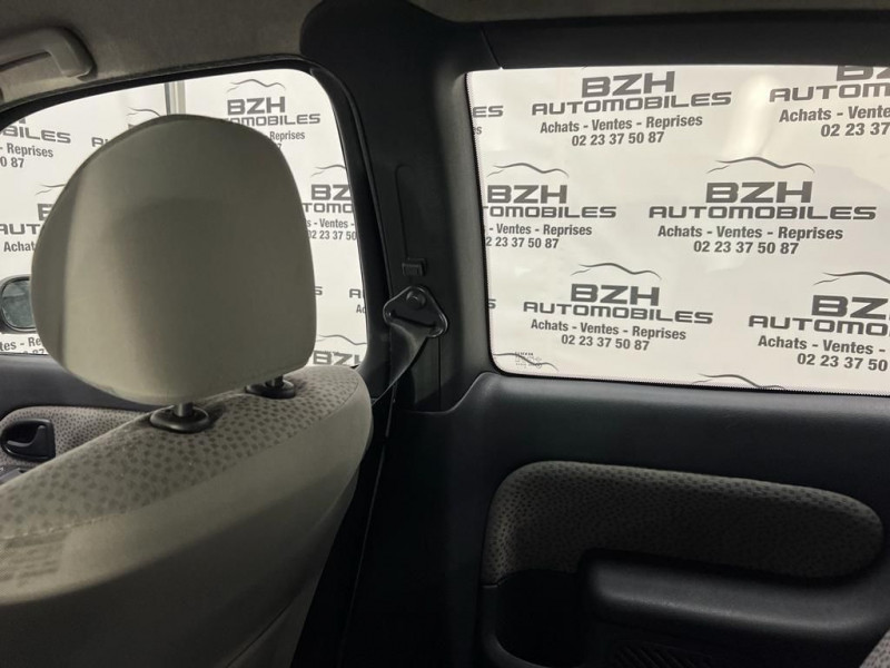 Photo 12 de l'offre de RENAULT CLIO II 1.2 16V 75CH CAMPUS 3P à 5990€ chez BZH Automobiles